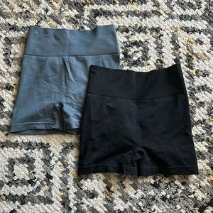 Workout shorts with scrunch